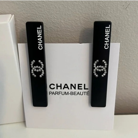 Chanel Black Metal CC Logo Rhinestone VIP Beauty Gift Hair Clips 2-Piece Set - Picture 2 of 3